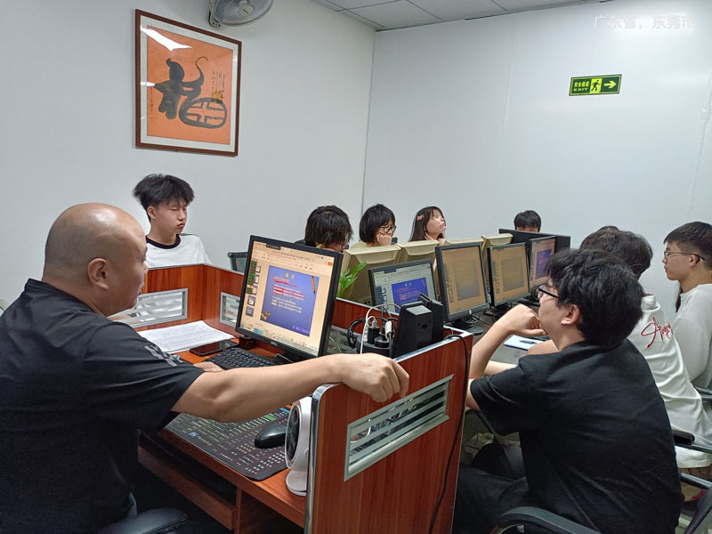 东莞万江天骄职校设计班老师上课中
