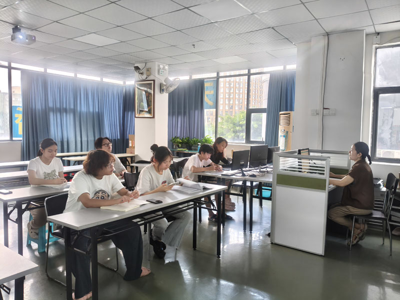 东莞万江天骄职校电脑办公班上课中
