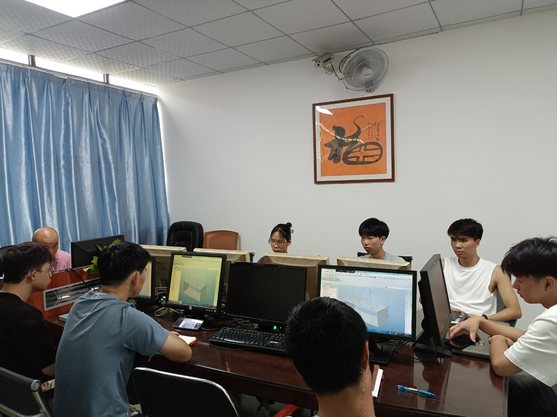 东莞万江天骄职校设计班老师上课中