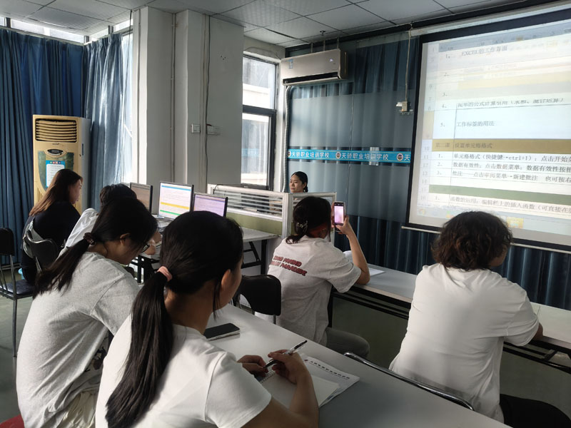 东莞万江天骄职校电脑办公班上课中