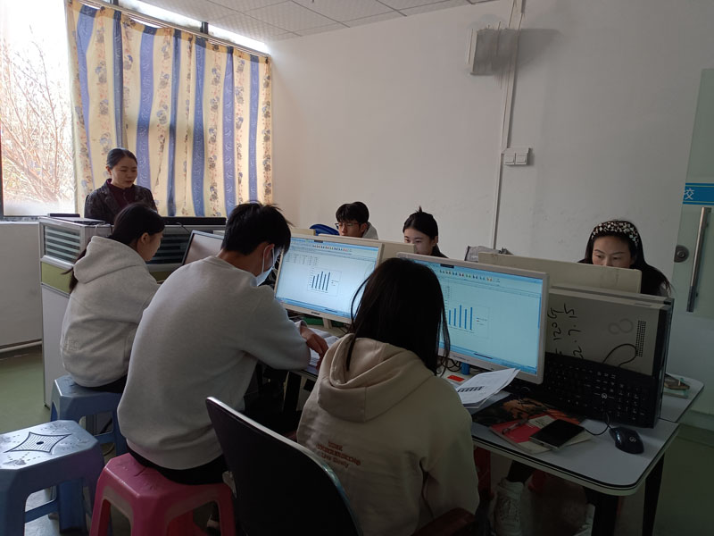 东莞万江天骄职校办公老师上课中.jpg