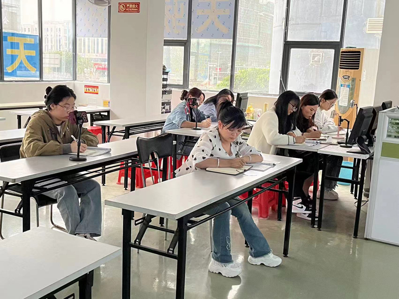 东莞万江天骄电脑办公班老师上课中