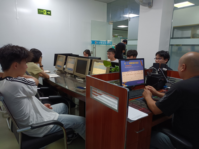 东莞万江天骄职校设计班老师上课中 