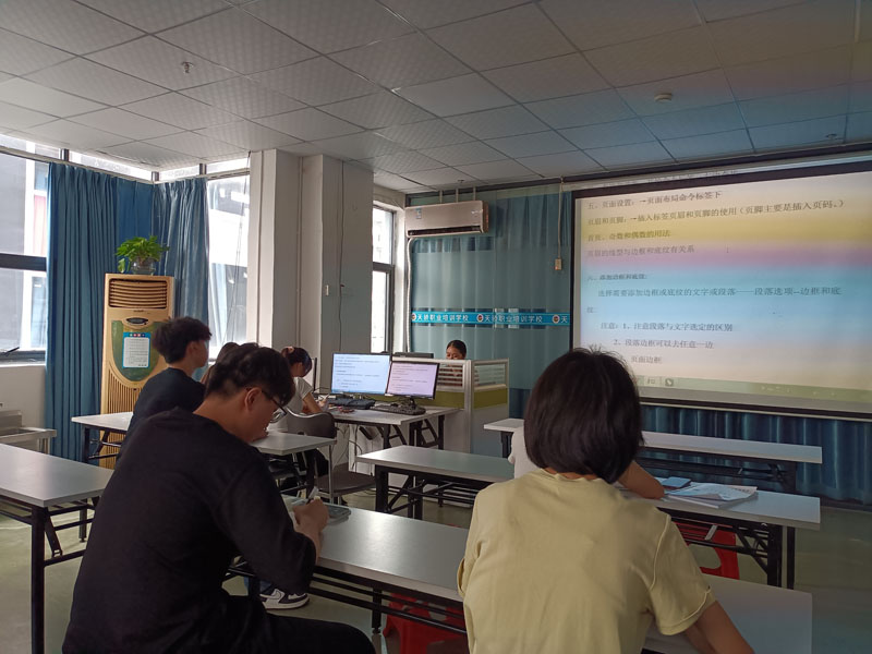 东莞万江天骄职校办公班学员上课中
