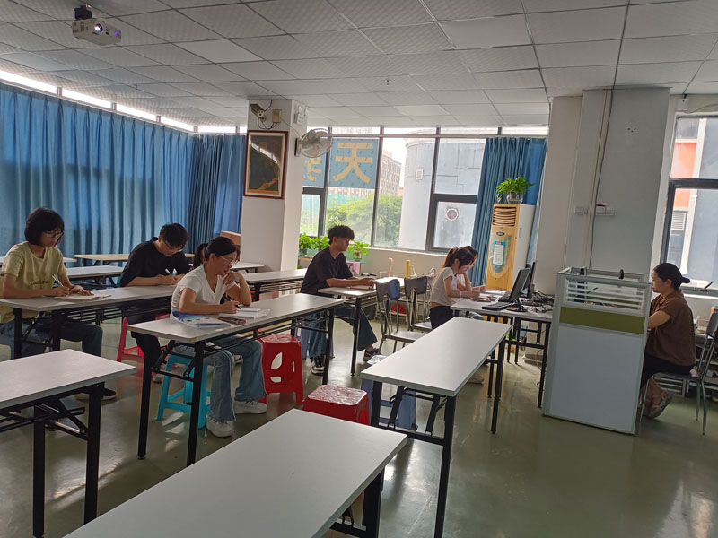 东莞万江天骄职校办公班学员上课中