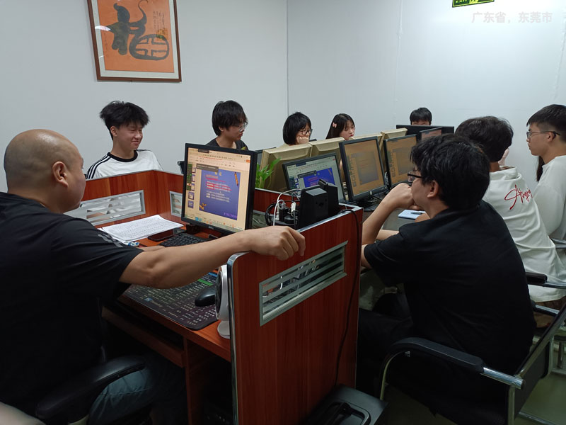 东莞万江天骄职校设计班老师上课中 (2).jpg