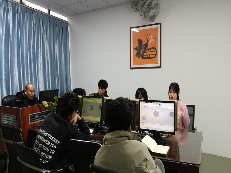 东莞万江天骄职校设计班老师上课中