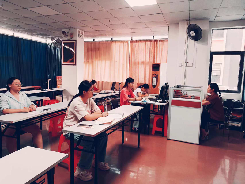 东莞万江天骄职校办公班学员上课中 