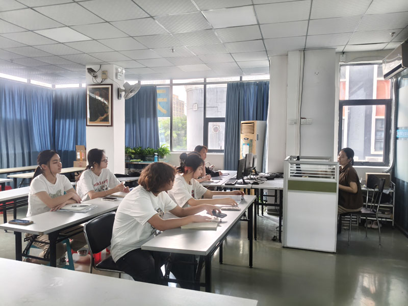 东莞万江天骄职校办公班学员上课中