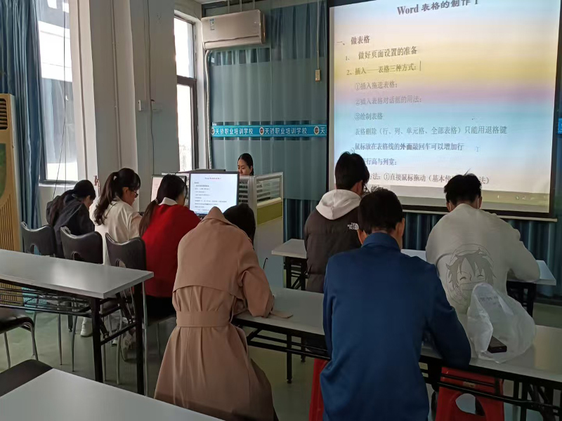 东莞万江天骄职校办公班学员上课中