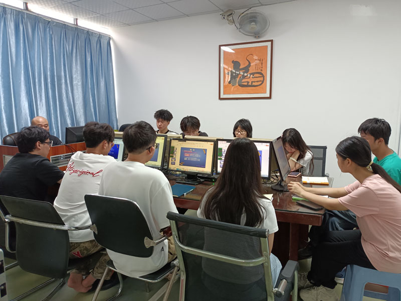 东莞万江天骄职校设计班老师上课中 