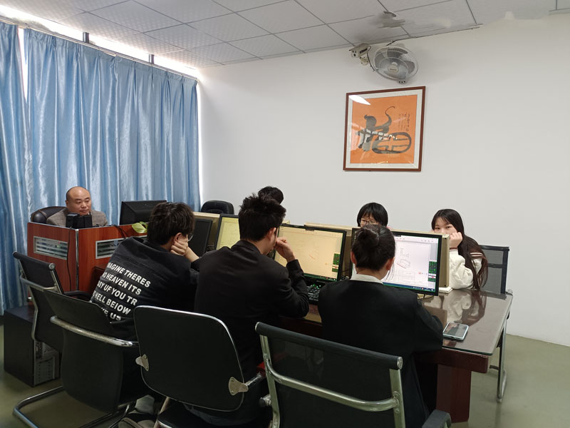 东莞万江天骄职校设计班老师上课中