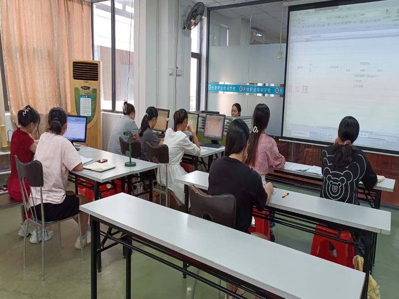 东莞万江天骄职校办公班学员上课中